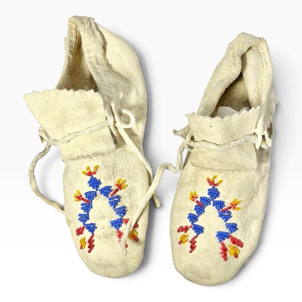 Vintage Handmade Native American Blue Red Beaded White Hide Moccasins Size 8.5